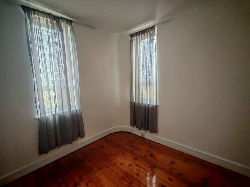 SPACIOUS THREE BEDROOM APARTMENT OPPOSITE THE BEACH - Photo 6
