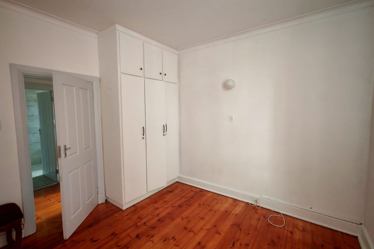SPACIOUS THREE BEDROOM APARTMENT OPPOSITE THE BEACH - Photo 5
