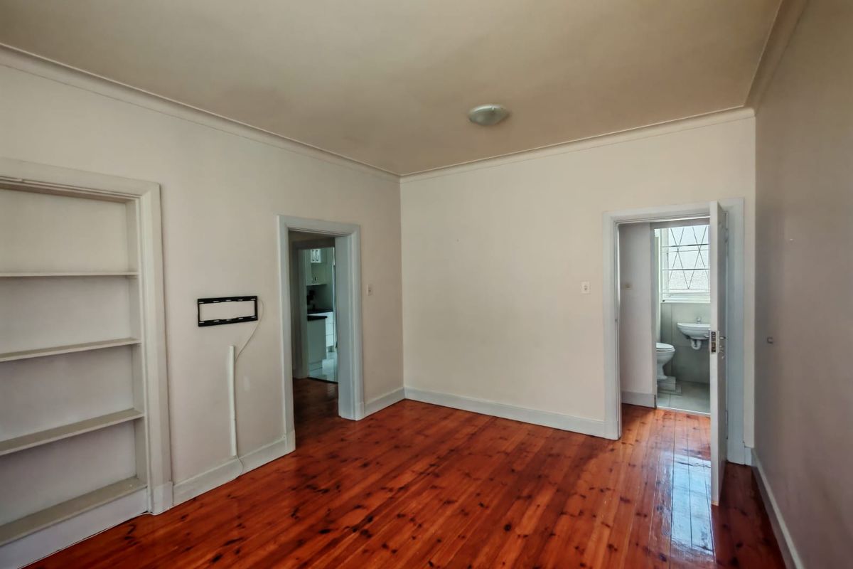 SPACIOUS THREE BEDROOM APARTMENT OPPOSITE THE BEACH - Photo 3