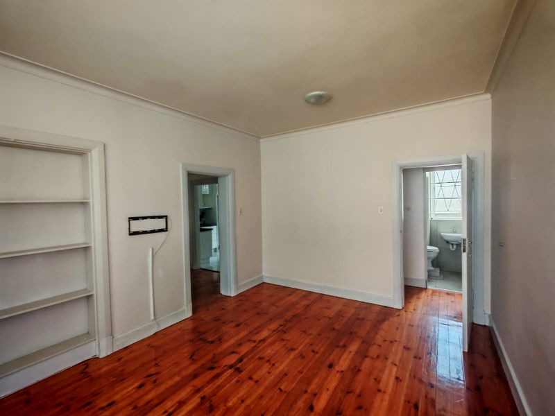 SPACIOUS THREE BEDROOM APARTMENT OPPOSITE THE BEACH - Photo 3