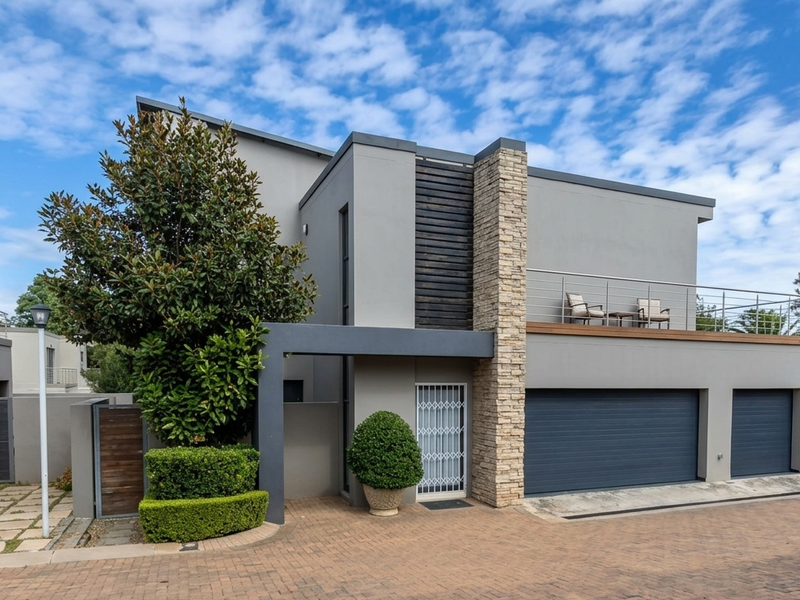 Luxury Living 3-Bedroom Home in Secure Enclosure - Photo 1