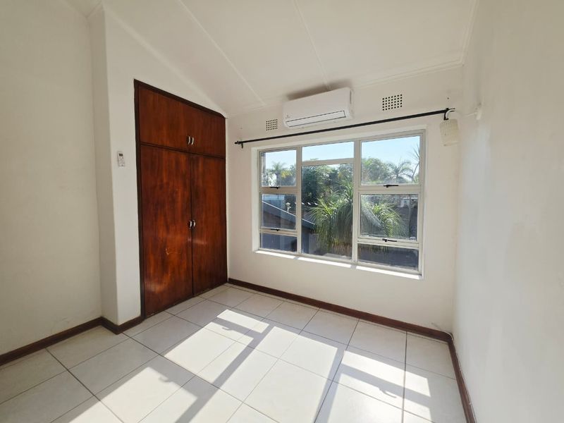 Move-In Ready 3 Bedroom Duplex with Private Pool - Photo 8