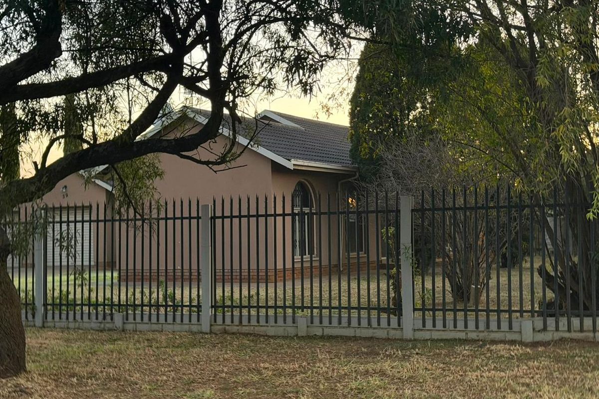 Charming 3-bedroom house in Vanderbijlpark SE6 , featuring modern amenities and a spacious yard! - Photo 3