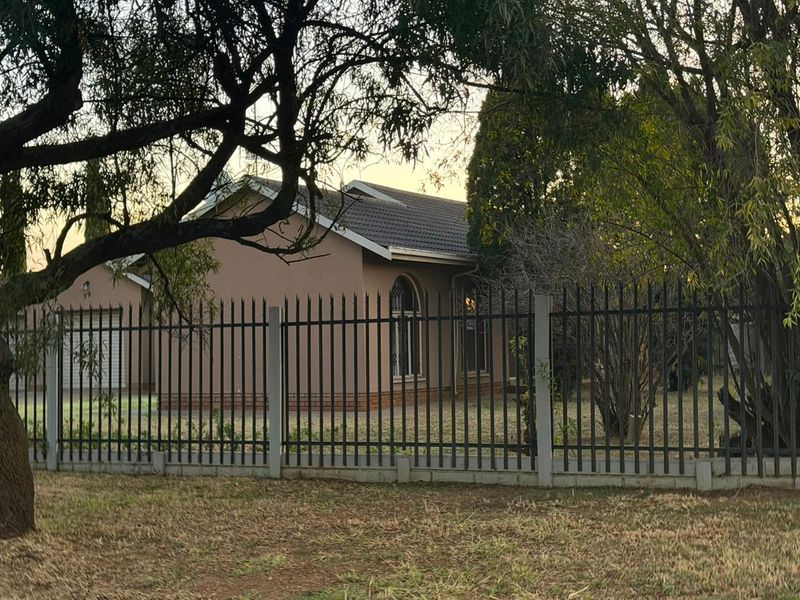 Charming 3-bedroom house in Vanderbijlpark SE6 , featuring modern amenities and a spacious yard! - Photo 3