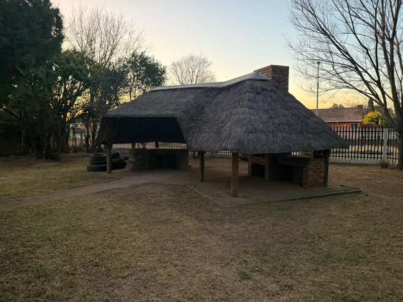 Charming 3-bedroom house in Vanderbijlpark SE6 , featuring modern amenities and a spacious yard! - Photo 8