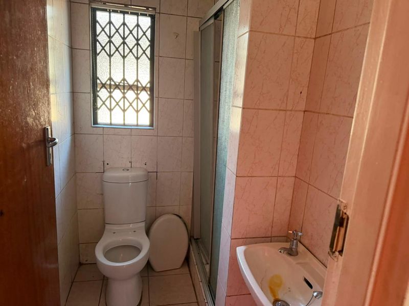 Charming 3-bedroom house in Vanderbijlpark SE6 , featuring modern amenities and a spacious yard! - Photo 7