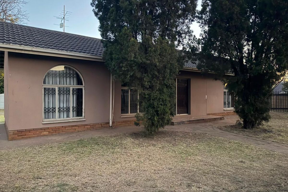 Charming 3-bedroom house in Vanderbijlpark SE6 , featuring modern amenities and a spacious yard! - Photo 2
