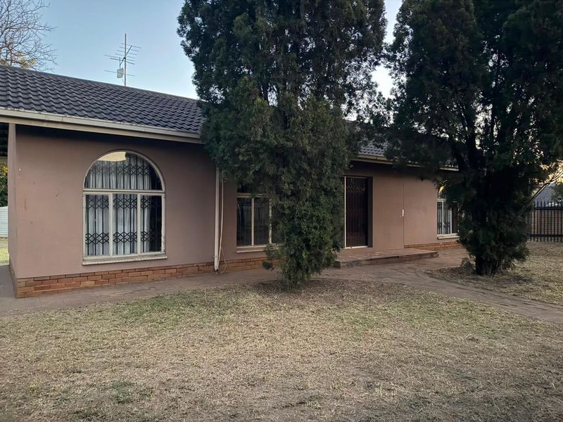 Charming 3-bedroom house in Vanderbijlpark SE6 , featuring modern amenities and a spacious yard! - Photo 2