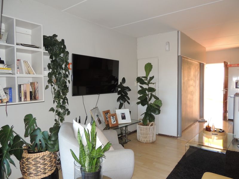 Your Own Private Garden. Your Own Peace of Mind. Welcome Home to Mondeor. - Photo 1