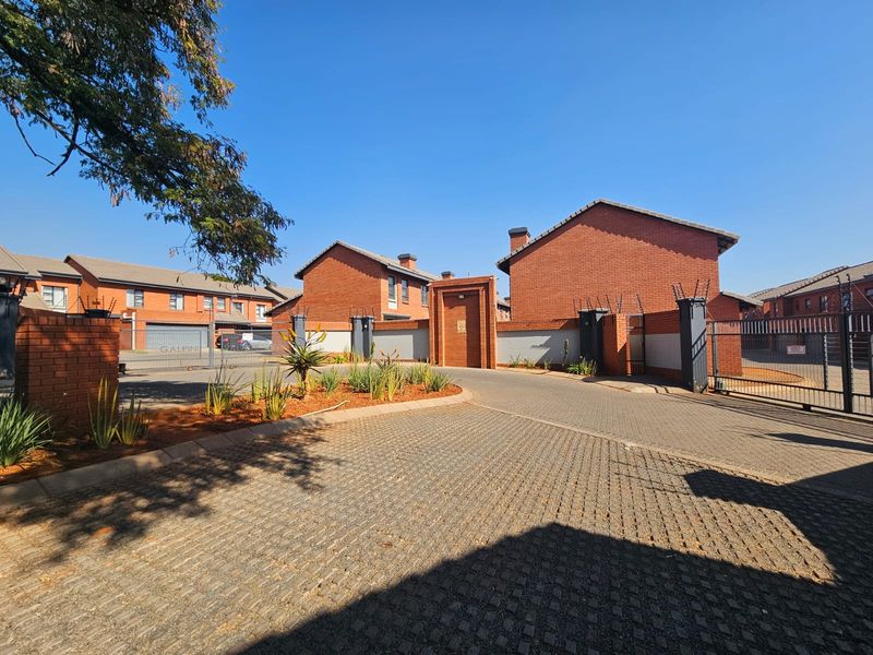 Modern 3-Bedroom Duplex in a Secure Theresapark Complex - Photo 2