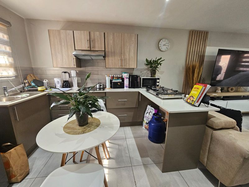 Modern 3-Bedroom Duplex in a Secure Theresapark Complex - Photo 3