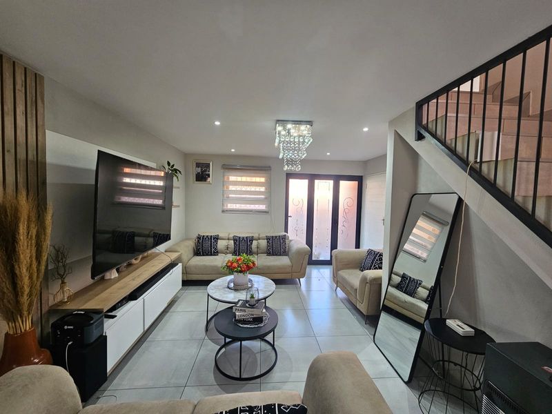 Modern 3-Bedroom Duplex in a Secure Theresapark Complex - Photo 4