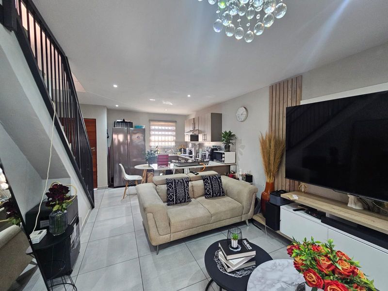 Modern 3-Bedroom Duplex in a Secure Theresapark Complex - Photo 5