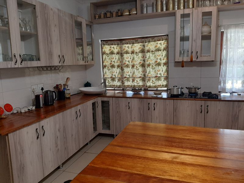 Country Living - Spacious Home - Photo 10