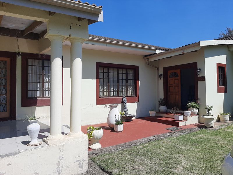 Country Living - Spacious Home - Photo 1
