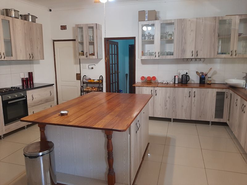 Country Living - Spacious Home - Photo 8