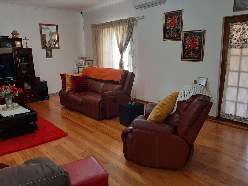 Country Living - Spacious Home - Photo 6