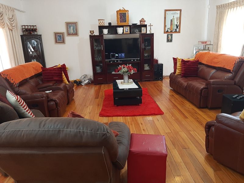 Country Living - Spacious Home - Photo 5