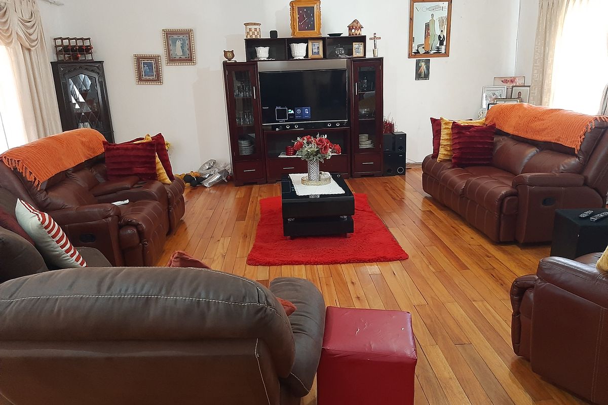 Country Living - Spacious Home - Photo 5