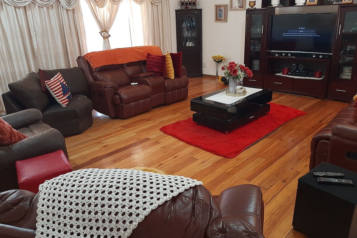 Country Living - Spacious Home - Photo 4