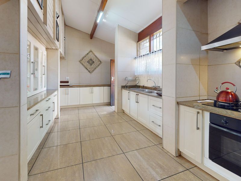 Live Luxury Non-Distressed Auction - Starting to bid from R1890,000,000-00! - Photo 7