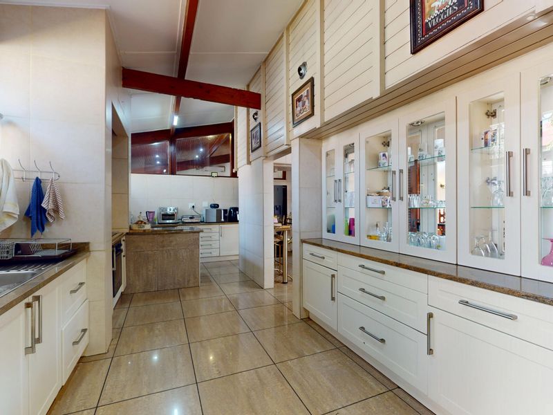 Live Luxury Non-Distressed Auction - Starting to bid from R1890,000,000-00! - Photo 8
