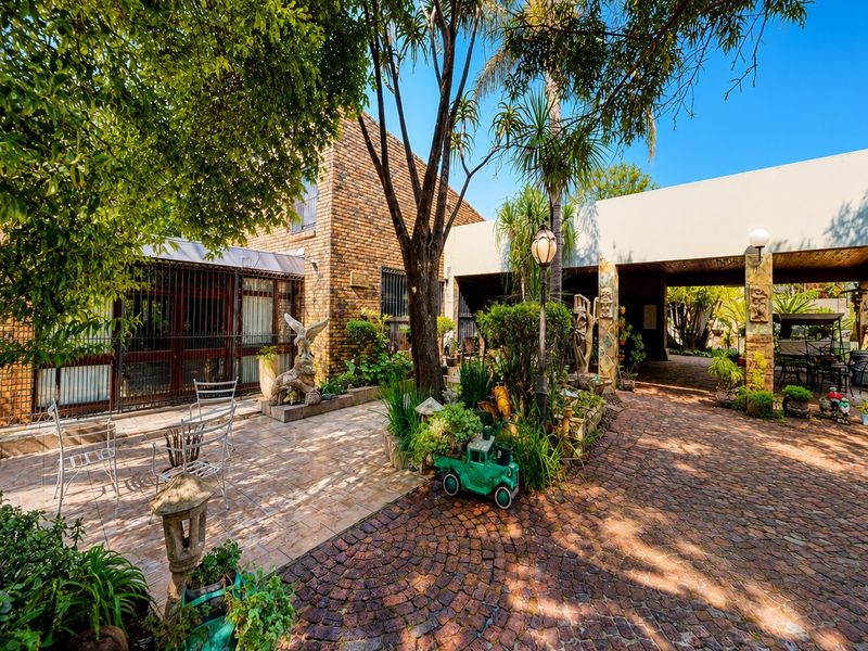 Live Luxury Non-Distressed Auction - Starting to bid from R1890,000,000-00! - Photo 2
