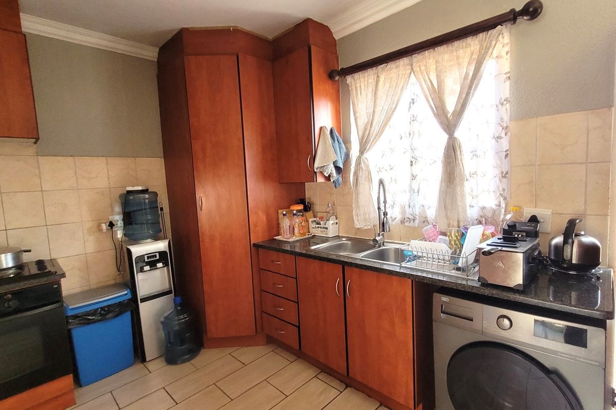 Modern, Secure and Move-In Ready Duplex in a Prime Location - Photo 4