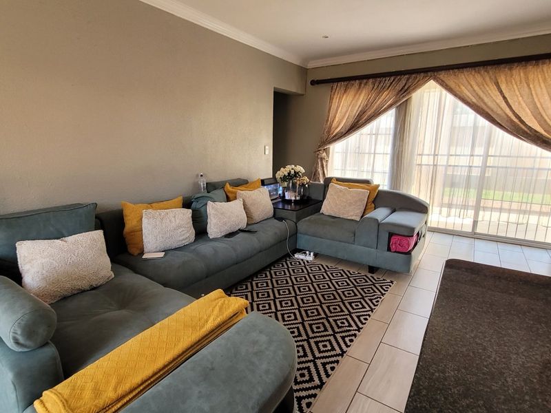 Modern, Secure and Move-In Ready Duplex in a Prime Location - Photo 7