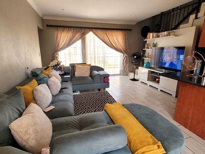 Modern, Secure and Move-In Ready Duplex in a Prime Location - Photo 6