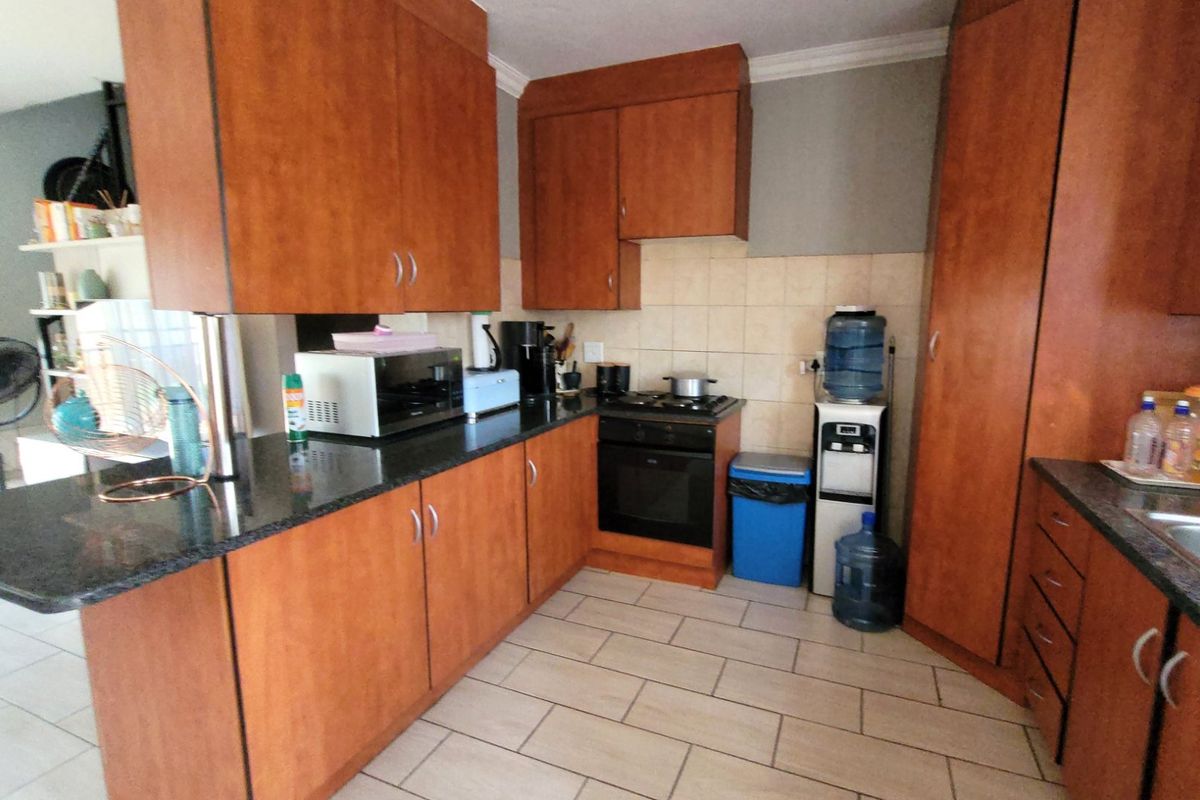 Modern, Secure and Move-In Ready Duplex in a Prime Location - Photo 5