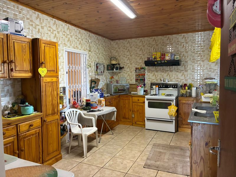 Spacious 3-Bedroom Family Home with Double Garage & 3 JoJo Tanks - Photo 2