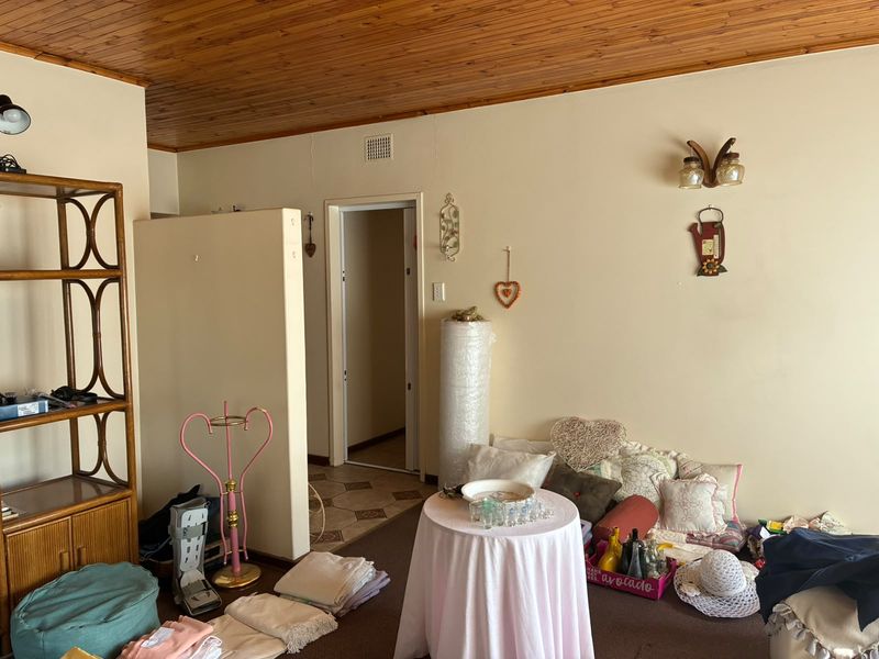 Spacious 3-Bedroom Family Home with Double Garage & 3 JoJo Tanks - Photo 8