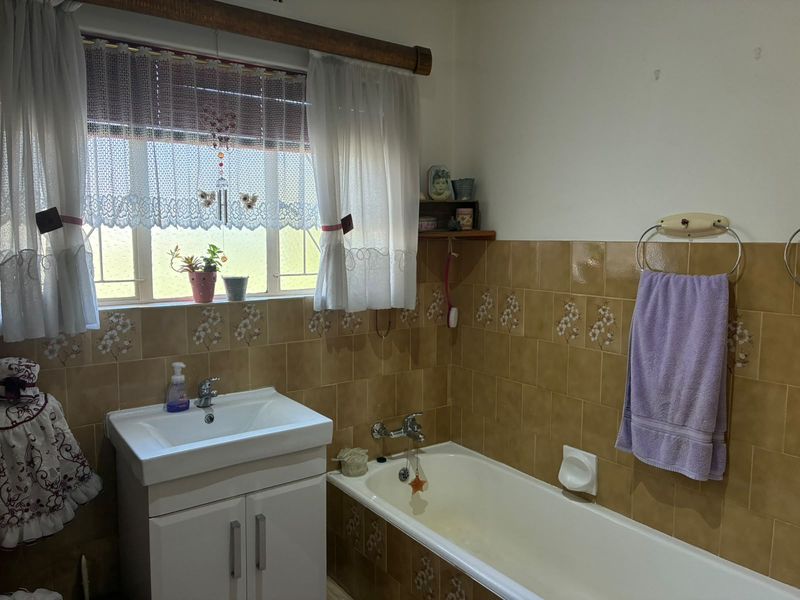 Spacious 3-Bedroom Family Home with Double Garage & 3 JoJo Tanks - Photo 7