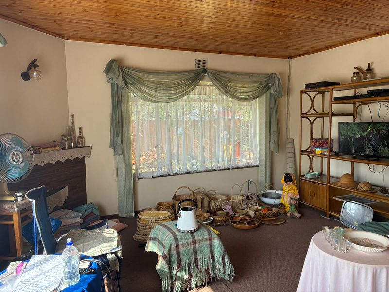 Spacious 3-Bedroom Family Home with Double Garage & 3 JoJo Tanks - Photo 6