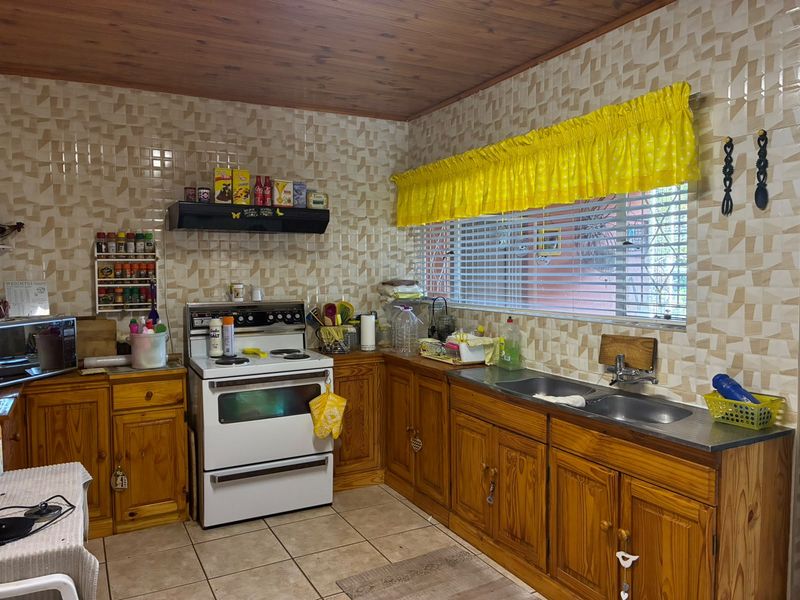 Spacious 3-Bedroom Family Home with Double Garage & 3 JoJo Tanks - Photo 3