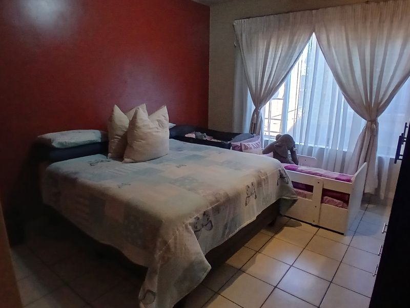 2 bedroom townhouse with lockup garage sale in Kempton Park Ext 1 - Photo 5