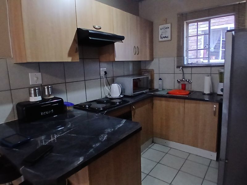 2 bedroom townhouse with lockup garage sale in Kempton Park Ext 1 - Photo 2