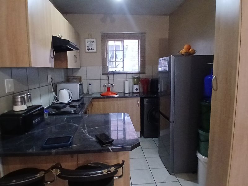 2 bedroom townhouse with lockup garage sale in Kempton Park Ext 1 - Photo 10