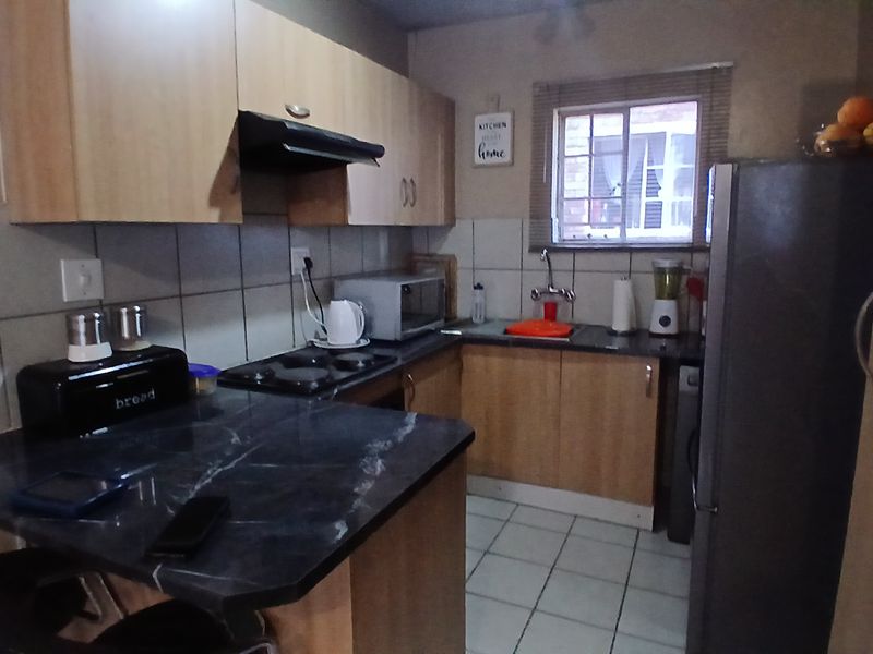 2 bedroom townhouse with lockup garage sale in Kempton Park Ext 1 - Photo 9
