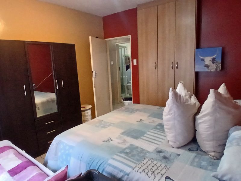2 bedroom townhouse with lockup garage sale in Kempton Park Ext 1 - Photo 8