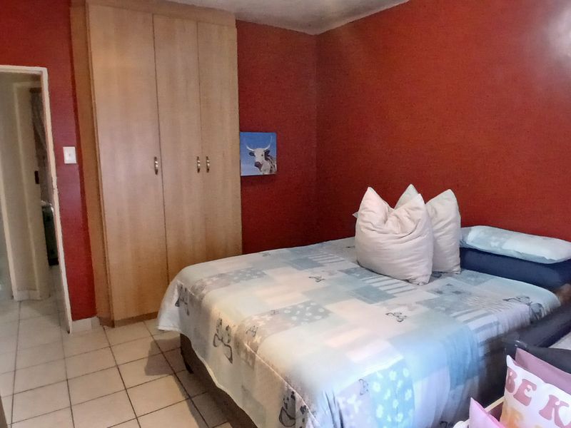 2 bedroom townhouse with lockup garage sale in Kempton Park Ext 1 - Photo 6