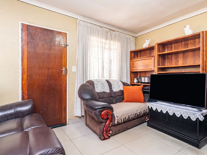 Standard 2-Bedroom Freestanding House for Sale in Kagiso - Photo 4