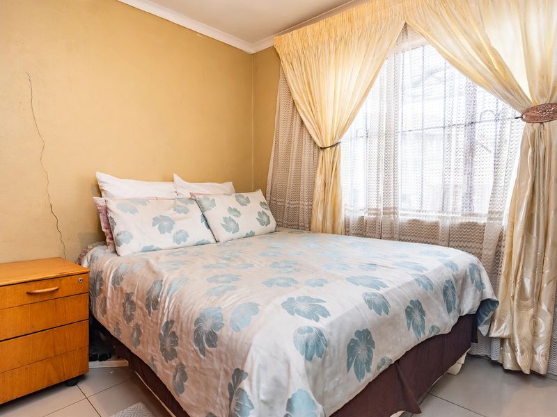 Standard 2-Bedroom Freestanding House for Sale in Kagiso - Photo 5