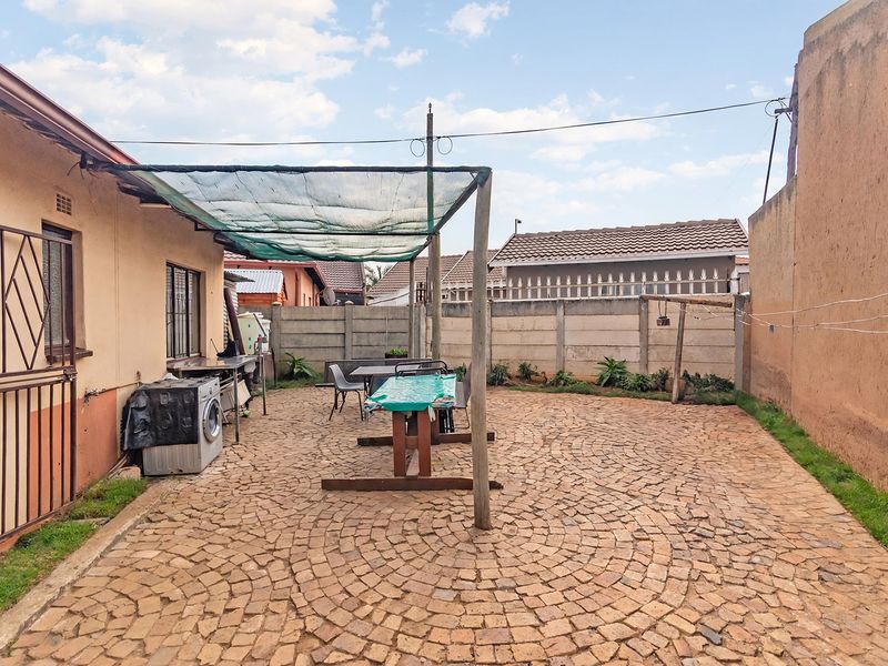 Standard 2-Bedroom Freestanding House for Sale in Kagiso - Photo 7
