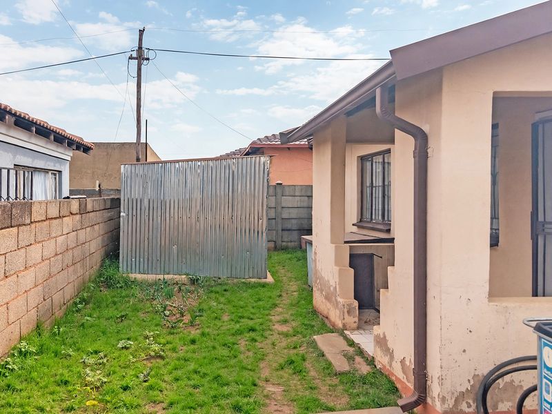 Standard 2-Bedroom Freestanding House for Sale in Kagiso - Photo 6