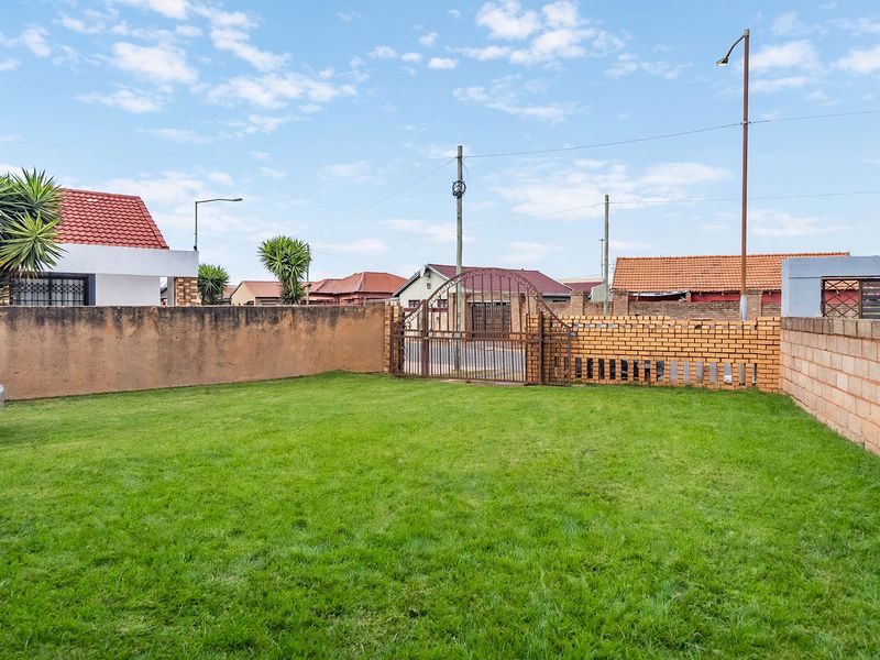Standard 2-Bedroom Freestanding House for Sale in Kagiso - Photo 2