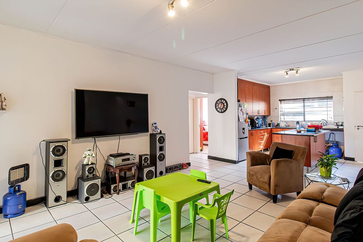 Spacious Garden Apartment Offering Comfort, Privacy & Exceptional Value - Photo 4
