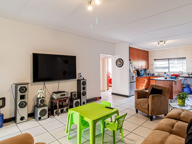 Spacious Garden Apartment Offering Comfort, Privacy & Exceptional Value - Photo 4