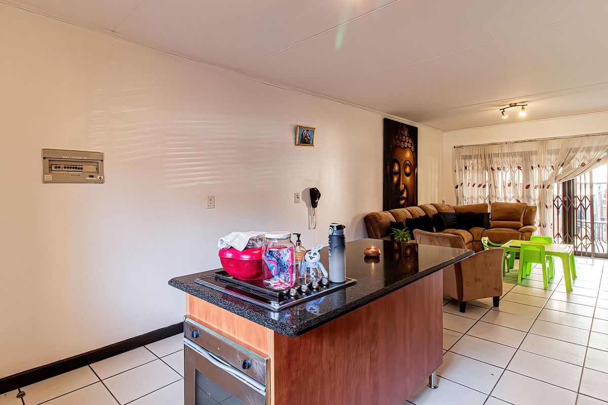 Spacious Garden Apartment Offering Comfort, Privacy & Exceptional Value - Photo 5